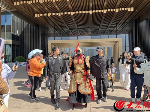 赛岳恒配资 助力青岛文旅场景智能化升级 全国首例互动人形机器人铠甲服装亮相海军节